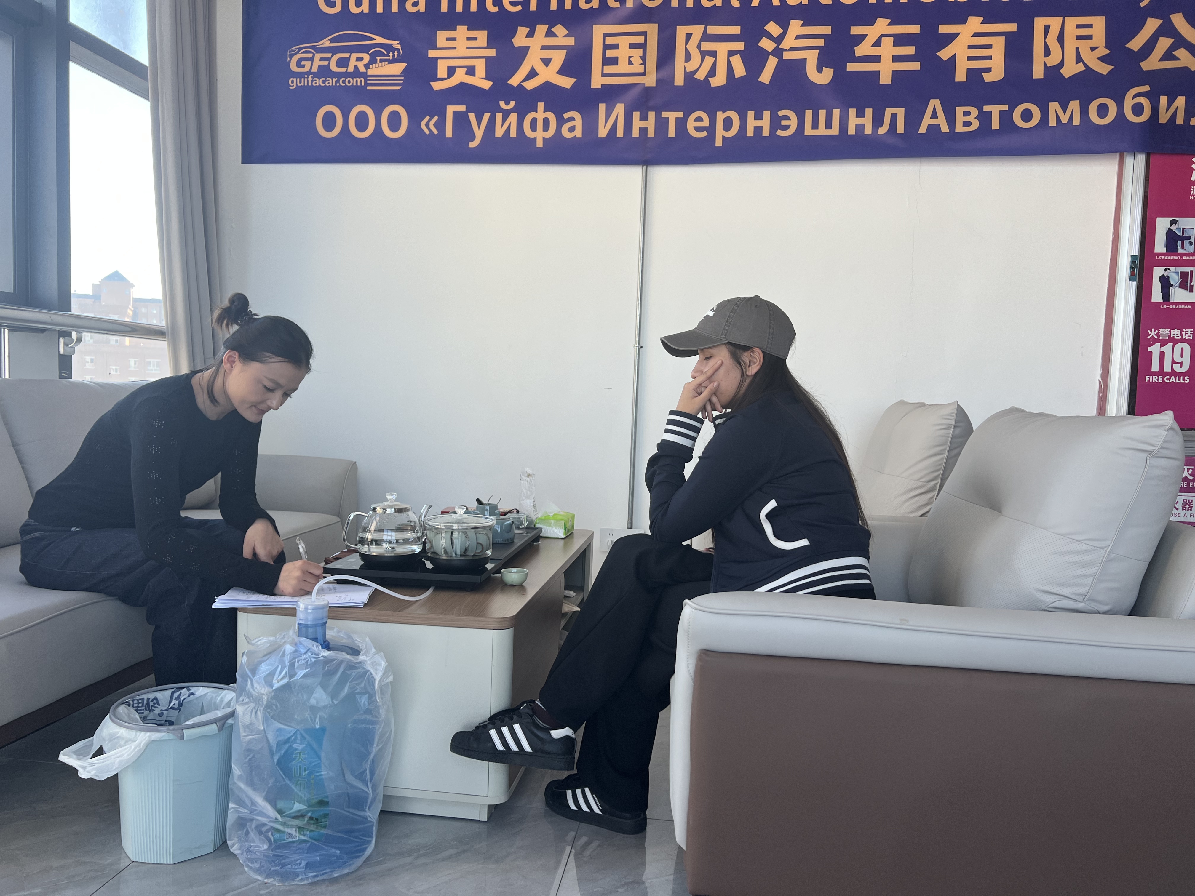 A customer from Kyrgyzstan visited Horgos and successfully ordered the Dongfeng Nano 06